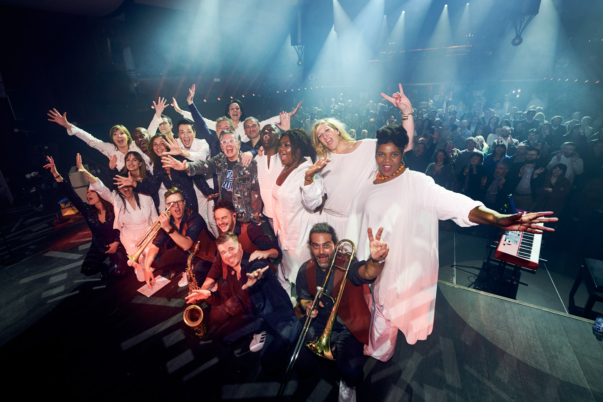 La troupe de « Aimer. » devant une salle comble